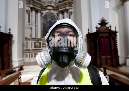 Potrait des désinfecteurs du Régiment alpestre 9th, à l'Aquila, Italie, on 20 mai 2020, Pendant la désinfection dans une église. Les désinfecteurs du régiment alpin de 9th désinfectent la cathédrale Saint-Bernardino de Sienne. Le régiment alpin de 9th intervient dans l'assainissement de l'un des lieux de culte de la ville de l'Aquila. (Photo par Andrea Mancini/NurPhoto) Banque D'Images