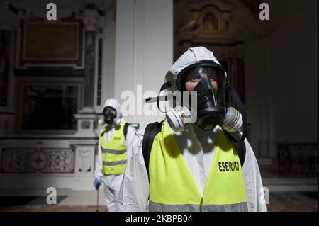 Potrait des désinfecteurs du Régiment alpestre 9th, à l'Aquila, Italie, on 20 mai 2027, Pendant la désinfection dans une église. Les désinfecteurs du régiment alpin de 9th désinfectent la cathédrale Saint-Bernardino de Sienne. Le régiment alpin de 9th intervient dans l'assainissement de l'un des lieux de culte de la ville de l'Aquila. (Photo par Andrea Mancini/NurPhoto) Banque D'Images