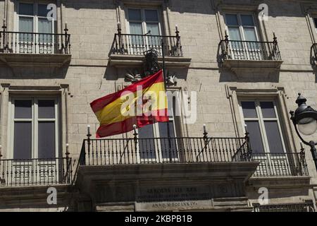 Drapeau espagnol à mi-mât sur la Plaza de deux points, Comme tous les drapeaux des bâtiments publics et des navires de la marine se brandiront à la moitié du personnel en souvenir des victimes du coronavirus parce que l'Espagne est entrée ce mercredi dans la plus longue période de deuil officiel de l'histoire du pays comme un hommage à plus de 26 000 morts dues Au coronavirus sur 27 mai 2020 à Madrid, Espagne. (Photo par Oscar Gonzalez/NurPhoto) Banque D'Images