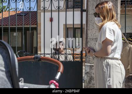 Quatre générations de femmes se rassemblent à la porte de la maison de soins de Llano Ponte à 27 mai 2020 à Norena, en Espagne. Pili rencontre enfin sa petite-fille Lara avant sa fille fini et Beatriz, mère de la petite fille de seulement un mois et demi.la crise sanitaire provoquée par le Covid-19 a été un coup sévère aux maisons de retraite. Bien que le coronavirus ait pris des vies de tous les âges, il a été amorcé surtout dans ces endroits, considérés comme le centre de la pandémie. Pour cette raison, le ministre de la Santé, Salvador Illa, a été très prudent lorsqu'il a déterminé quand les membres de la famille pouvaient visi Banque D'Images