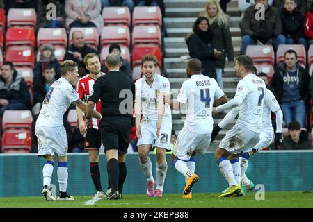 Adryan Oliveira Tavares, Charlie Taylor, Rodolph Austin et Luke Murphy, arbitre surround de Leeds United, Mike Dean exigeant une pénalité lors du match du troisième tour de la coupe FA entre Sunderland et Leeds United au stade de Light, Sunderland, le dimanche 4th janvier 2015 (photo de Mark Fletcher/MI News/NurPhoto) Banque D'Images