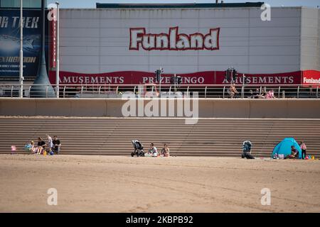 Les gens apprécient le temps chaud en participant aux activités sur la plage de Blackpool pendant le temps chaud à Blackpool, Royaume-Uni, mercredi, 27 mai 2020. Les gens ont apprécié le temps chaud à Blackpool en visitant la plage et ont participé à des activités générales sur la plage et la promenade de la ville. (Photo de Jonathan Nicholson/NurPhoto) Banque D'Images