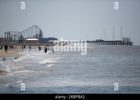 Les gens apprécient le temps chaud en participant aux activités sur la plage de Blackpool pendant le temps chaud à Blackpool, Royaume-Uni, mercredi, 27 mai 2020. Les gens ont apprécié le temps chaud à Blackpool en visitant la plage et ont participé à des activités générales sur la plage et la promenade de la ville. (Photo de Jonathan Nicholson/NurPhoto) Banque D'Images