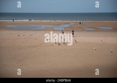 Les gens apprécient le temps chaud en participant aux activités sur la plage de Blackpool pendant le temps chaud à Blackpool, Royaume-Uni, mercredi, 27 mai 2020. Les gens ont apprécié le temps chaud à Blackpool en visitant la plage et ont participé à des activités générales sur la plage et la promenade de la ville. (Photo de Jonathan Nicholson/NurPhoto) Banque D'Images