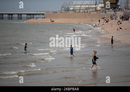 Les gens apprécient le temps chaud en participant aux activités sur la plage de Blackpool pendant le temps chaud à Blackpool, Royaume-Uni, mercredi, 27 mai 2020. Les gens ont apprécié le temps chaud à Blackpool en visitant la plage et ont participé à des activités générales sur la plage et la promenade de la ville. (Photo de Jonathan Nicholson/NurPhoto) Banque D'Images