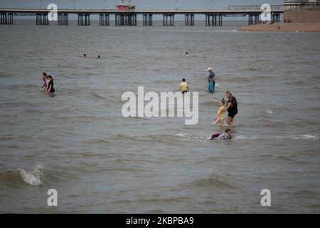 Les gens apprécient le temps chaud en participant aux activités sur la plage de Blackpool pendant le temps chaud à Blackpool, Royaume-Uni, mercredi, 27 mai 2020. Les gens ont apprécié le temps chaud à Blackpool en visitant la plage et ont participé à des activités générales sur la plage et la promenade de la ville. (Photo de Jonathan Nicholson/NurPhoto) Banque D'Images