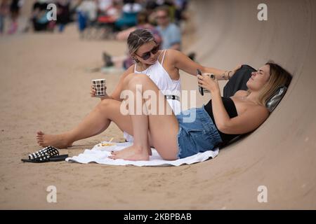 Les gens apprécient le temps chaud en participant aux activités sur la plage de Blackpool pendant le temps chaud à Blackpool, Royaume-Uni, mercredi, 27 mai 2020. Les gens ont apprécié le temps chaud à Blackpool en visitant la plage et ont participé à des activités générales sur la plage et la promenade de la ville. (Photo de Jonathan Nicholson/NurPhoto) Banque D'Images