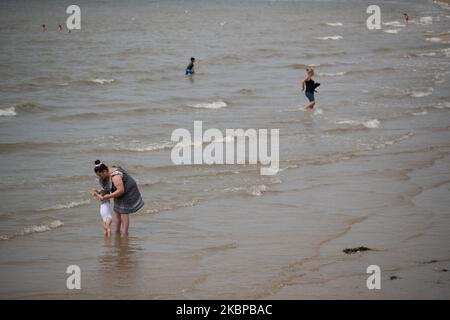 Les gens apprécient le temps chaud en participant aux activités sur la plage de Blackpool pendant le temps chaud à Blackpool, Royaume-Uni, mercredi, 27 mai 2020. Les gens ont apprécié le temps chaud à Blackpool en visitant la plage et ont participé à des activités générales sur la plage et la promenade de la ville. (Photo de Jonathan Nicholson/NurPhoto) Banque D'Images