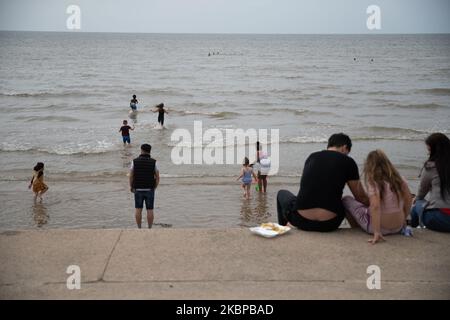 Les gens apprécient le temps chaud en participant aux activités sur la plage de Blackpool pendant le temps chaud à Blackpool, Royaume-Uni, mercredi, 27 mai 2020. Les gens ont apprécié le temps chaud à Blackpool en visitant la plage et ont participé à des activités générales sur la plage et la promenade de la ville. (Photo de Jonathan Nicholson/NurPhoto) Banque D'Images