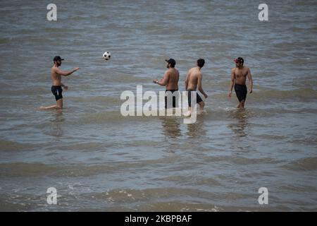 Les gens apprécient le temps chaud en participant aux activités sur la plage de Blackpool pendant le temps chaud à Blackpool, Royaume-Uni, mercredi, 27 mai 2020. Les gens ont apprécié le temps chaud à Blackpool en visitant la plage et ont participé à des activités générales sur la plage et la promenade de la ville. (Photo de Jonathan Nicholson/NurPhoto) Banque D'Images