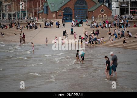 Les gens apprécient le temps chaud en participant aux activités sur la plage de Blackpool pendant le temps chaud à Blackpool, Royaume-Uni, mercredi, 27 mai 2020. Les gens ont apprécié le temps chaud à Blackpool en visitant la plage et ont participé à des activités générales sur la plage et la promenade de la ville. (Photo de Jonathan Nicholson/NurPhoto) Banque D'Images