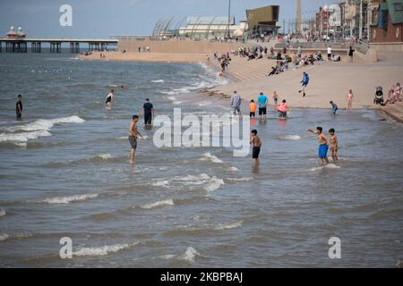 Les gens apprécient le temps chaud en participant aux activités sur la plage de Blackpool pendant le temps chaud à Blackpool, Royaume-Uni, mercredi, 27 mai 2020. Les gens ont apprécié le temps chaud à Blackpool en visitant la plage et ont participé à des activités générales sur la plage et la promenade de la ville. (Photo de Jonathan Nicholson/NurPhoto) Banque D'Images