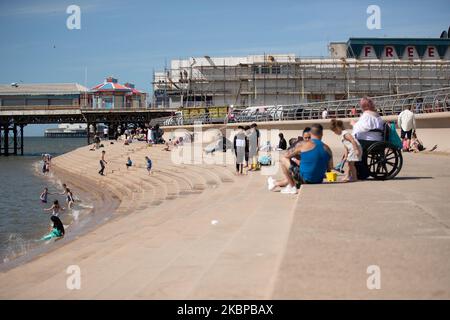 Les gens apprécient le temps chaud en participant aux activités sur la plage de Blackpool pendant le temps chaud à Blackpool, Royaume-Uni, mercredi, 27 mai 2020. Les gens ont apprécié le temps chaud à Blackpool en visitant la plage et ont participé à des activités générales sur la plage et la promenade de la ville. (Photo de Jonathan Nicholson/NurPhoto) Banque D'Images