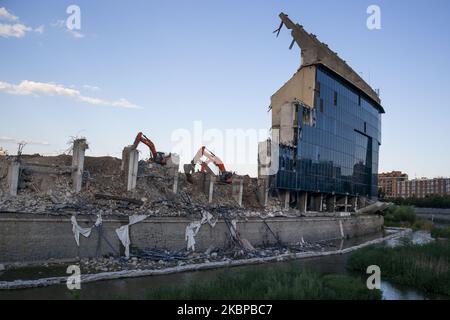 Vue sur les ruines du Stade Vicente Calderon, qui avait une capacité de plus de 50 000 personnes et était situé sur les rives des Manzanares dans le quartier Arganzuela de la capitale espagnole, à Madrid, en Espagne, sur 27 mai 2020. La démolition de l'ancien stade de l'Atletico Madrid, que le club de la Liga a appelé maison de 1966 à 2017, est presque terminée. (Photo par Oscar Gonzalez/NurPhoto) Banque D'Images