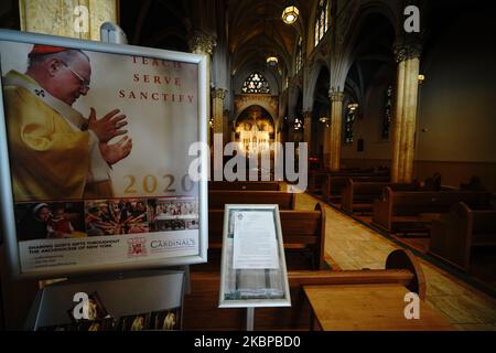 Une vue sur la chapelle Saint-Malachy - la chapelle des acteurs pendant la pandémie du coronavirus à 27 mai 2020, dans la ville de New York. Les directives gouvernementales encouragent le port d'un masque en public avec une forte distanciation sociale en vigueur puisque les 50 États des États-Unis ont commencé un processus graduel pour rouvrir lentement après des semaines de séjour à la maison mesures pour ralentir la propagation de COVID-19. Le président Trump a ordonné aux États d'ouvrir des églises. (Photo de John Nacion/NurPhoto) Banque D'Images