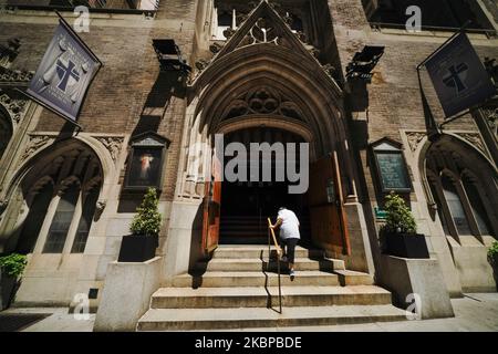 Une vue sur la chapelle Saint-Malachy - la chapelle des acteurs pendant la pandémie du coronavirus à 27 mai 2020, dans la ville de New York. Les directives gouvernementales encouragent le port d'un masque en public avec une forte distanciation sociale en vigueur puisque les 50 États des États-Unis ont commencé un processus graduel pour rouvrir lentement après des semaines de séjour à la maison mesures pour ralentir la propagation de COVID-19. Le président Trump a ordonné aux États d'ouvrir des églises. (Photo de John Nacion/NurPhoto) Banque D'Images