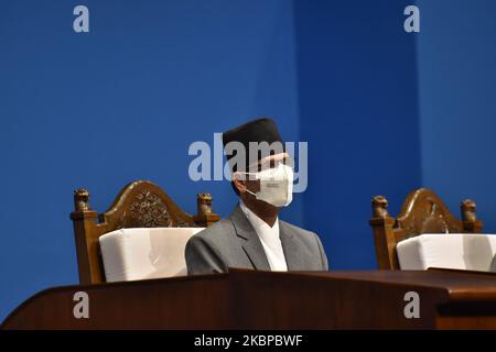 Président de la Chambre des représentants, Agni Prasad Sapkota avec masque de visage présent en tant que ministre des Finances du Népal Yubaraj Khatiwada annonce le nouveau budget du gouvernement pour l'exercice 2020/2021 au Parlement fédéral, Katmandou, Népal jeudi, 28 mai 2020. (Photo de Narayan Maharajan/NurPhoto) Banque D'Images