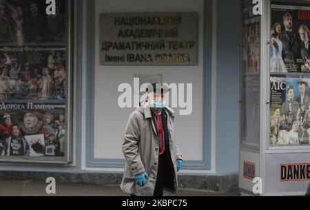 Un homme âgé portant une chemise ukrainienne traditionnelle brodée avec son masque et ses gants lors de ses promenades devant le théâtre national de théâtre académique Ivan Franko à Kiev, Ukraine, 28 mai 2020. Le Conseil des ministres ukrainien a introduit la quarantaine dite adaptative dans tout le pays à partir du 22 mai, dans laquelle la rigueur applicable des mesures de quarantaine déléguées aux autorités régionales (photo de Sergii Kharchenko/NurPhoto) Banque D'Images