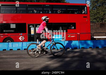 Un cycliste longe une partie du programme « espace de randonnée » du maire de Londres, conçu pour accroître la capacité des piétons et des cyclistes sur certaines routes, tandis que des directives de distance sociale restent en vigueur, sur Park Lane à Londres, en Angleterre, sur 28 mai 2020. Le Royaume-Uni en est maintenant à sa dixième semaine de confinement du coronavirus, avec un total de décès qui s'élève maintenant à 37 837, selon le compte actualisé du ministère de la Santé et des Affaires sociales. Entre-temps, le Premier ministre britannique Boris Johnson subit une pression sans relâche sur son refus de démettre son aide principale, Dominic Cummings, accusé de fl Banque D'Images