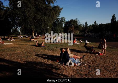 Les gens apprécient le soleil de la soirée dans les jardins de Kensington à Londres, Angleterre, sur 28 mai 2020. Le Royaume-Uni en est maintenant à sa dixième semaine de confinement du coronavirus, avec un total de décès qui s'élève maintenant à 37 837, selon le compte actualisé du ministère de la Santé et des Affaires sociales. Entre-temps, le Premier ministre britannique Boris Johnson subit une pression sans relâche sur son refus de remettre son aide principale, Dominic Cummings, accusé de suivre des instructions strictes de séjour à la maison en conduisant avec sa femme et son fils de Londres au comté de Durham sur 27 mars pour rester dans une propriété familiale. Le rapport de t Banque D'Images