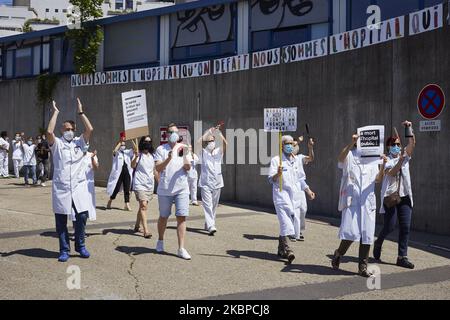 Des membres du personnel infirmier de l'hôpital Robert-Debre protestent contre la politique du gouvernement et les réformes prises pour les hôpitaux publics pendant le coronavirus, à Paris, en France, sur 28 mai 2020 (photo d'Adnan Farzat/NurPhoto) Banque D'Images