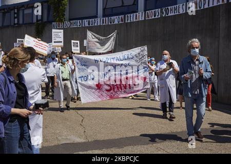 Des membres du personnel infirmier de l'hôpital Robert-Debre protestent contre la politique du gouvernement et les réformes prises pour les hôpitaux publics pendant le coronavirus, à Paris, en France, sur 28 mai 2020 (photo d'Adnan Farzat/NurPhoto) Banque D'Images
