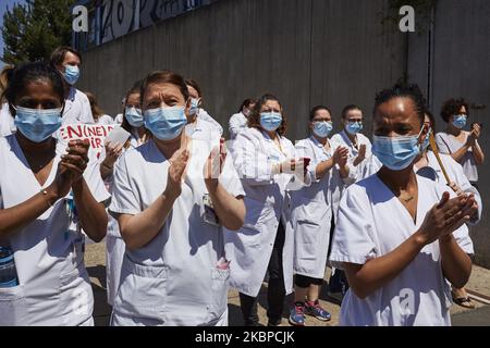 Des membres du personnel infirmier de l'hôpital Robert-Debre protestent contre la politique du gouvernement et les réformes prises pour les hôpitaux publics pendant le coronavirus, à Paris, en France, sur 28 mai 2020 (photo d'Adnan Farzat/NurPhoto) Banque D'Images