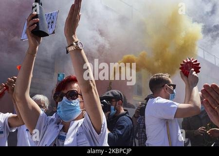 Des membres du personnel infirmier de l'hôpital Robert-Debre protestent contre la politique du gouvernement et les réformes prises pour les hôpitaux publics pendant le coronavirus, à Paris, en France, sur 28 mai 2020 (photo d'Adnan Farzat/NurPhoto) Banque D'Images