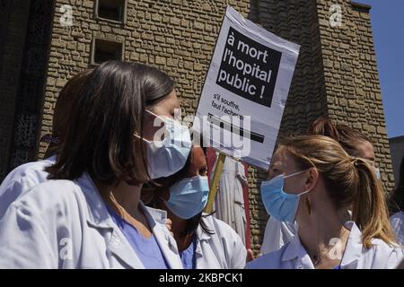 Des membres du personnel infirmier de l'hôpital Robert-Debre protestent contre la politique du gouvernement et les réformes prises pour les hôpitaux publics pendant le coronavirus, à Paris, en France, sur 28 mai 2020 (photo d'Adnan Farzat/NurPhoto) Banque D'Images