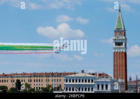 L’équipe de voltige italienne Frecce Tricolori (flèches tricolores) survole Venise dans le cadre des célébrations du 74th anniversaire de la proclamation de la République italienne sur 29 mai 2020 à Venise, en Italie. La patrouille acrobatique nationale effectuera une série de survol lors d’une parade aérienne d’une semaine dans toutes les régions de l’Italie, en tant qu’embrasse symbolique de la nation avec les émanations tricolores et en tant que signe d’unité, de solidarité et de reprise. Les avions de l'équipe aérienne italienne au-dessus de toute la péninsule. (Photo de Giuseppe Cottini/NurPhoto) Banque D'Images