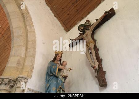 Crasville (Normandie, Nord-Ouest de la France) : Église notre Dame de Grenneville. Statue de la Vierge et de l'enfant et du Christ sur la Croix Banque D'Images