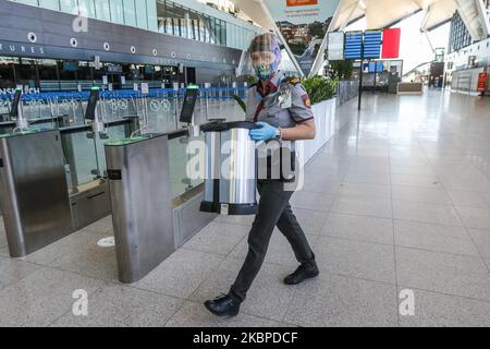 Un agent de sécurité de l'aéroport (sol) portant un masque facial, une visière et des gants est vu à l'aéroport de Gdansk Lech Walesa à Gdansk, en Pologne le 29 mai 2020, l'aéroport de Gdansk se prépare à accepter le premier avion après avoir repris ses vols intérieurs au départ de 1 juin cette année. La circulation aérienne a été suspendue en raison d'une pandémie de coronavirus à la mi-mars 2020. La température de chaque passager sera mesurée à l'aide d'une caméra infrarouge. Seuls les passagers seront autorisés à entrer dans le terminal de l'aéroport. (Photo de Michal Fludra/NurPhoto) Banque D'Images