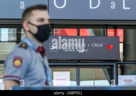 Un responsable de la sécurité de l'aéroport (sol) portant un masque facial est vu à l'aéroport Lech Walesa de Gdansk à Gdansk, en Pologne le 29 mai 2020 l'aéroport de Gdansk se prépare à accepter le premier avion après la reprise des vols intérieurs au départ de 1 juin cette année. La circulation aérienne a été suspendue en raison d'une pandémie de coronavirus à la mi-mars 2020. La température de chaque passager sera mesurée à l'aide d'une caméra infrarouge. Seuls les passagers seront autorisés à entrer dans le terminal de l'aéroport. (Photo de Michal Fludra/NurPhoto) Banque D'Images