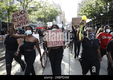 Des manifestants manifestent à Brooklyn lors d'une manifestation en réponse au décès de l'homme de Minneapolis George Floyd sur 29 mai 2020 à New York. La vidéo qui a capturé la mort de George Floyd a impliqué les officiers arrêtants qui ont déclenché des journées d'émeutes à Minneapolis Minnesota. Le gouverneur Tim Waltz (MN) a appelé la garde nationale à réprimer les émeutes violentes, les pillages et les incendies. (Photo de John Lamparski/NurPhoto) Banque D'Images