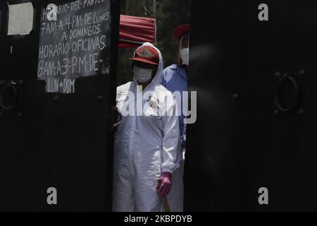 Les travailleurs du Panthéon de San Lorenzo Tezonco à Iztapalapa attendent des chars et des parents des victimes de Covid-19 au Mexique sur 27 mai 2020. (Photo de Gerardo Vieyra/NurPhoto) Banque D'Images