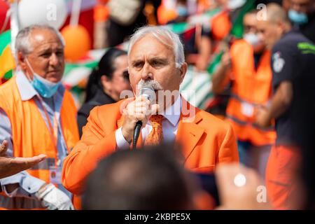 Le dirigeant Antonio Pappalardo arrive à la manifestation “veste sans manches Arancioni” sur la Piazza Duomo avec une veste orange lors de la phase 2 de l'éclusage national du coronavirus (COVID-19) sur 30 mai 2020 à Milan, en Italie. (Photo par Alessandro Bremec/NurPhoto) Banque D'Images