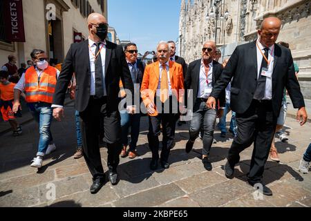 Le dirigeant Antonio Pappalardo arrive à la manifestation “veste sans manches Arancioni” sur la Piazza Duomo avec une veste orange lors de la phase 2 de l'éclusage national du coronavirus (COVID-19) sur 30 mai 2020 à Milan, en Italie. (Photo par Alessandro Bremec/NurPhoto) Banque D'Images