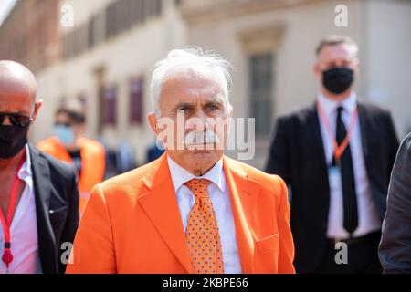 Le dirigeant Antonio Pappalardo arrive à la manifestation “veste sans manches Arancioni” sur la Piazza Duomo avec une veste orange lors de la phase 2 de l'éclusage national du coronavirus (COVID-19) sur 30 mai 2020 à Milan, en Italie. (Photo par Alessandro Bremec/NurPhoto) Banque D'Images