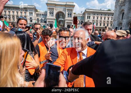 Le dirigeant Antonio Pappalardo arrive à la manifestation “veste sans manches Arancioni” sur la Piazza Duomo avec une veste orange lors de la phase 2 de l'éclusage national du coronavirus (COVID-19) sur 30 mai 2020 à Milan, en Italie. (Photo par Alessandro Bremec/NurPhoto) Banque D'Images