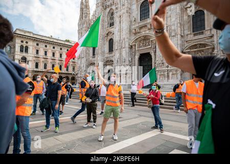 La manifestation de la “veste sans manches Arancioni” sur la Piazza Duomo avec gilet orange et drapeaux italiens lors de la phase 2 de l'éclusage national du coronavirus (COVID-19) sur 30 mai 2020 à Milan, en Italie. (Photo par Alessandro Bremec/NurPhoto) Banque D'Images