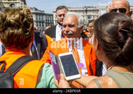 Le leader Antonio Pappalardo arrive à la manifestation ''veste Arancioni''' sur la Piazza Duomo avec une veste orange pendant la phase 2 de l'écluse nationale du coronavirus (COVID-19) sur 30 mai 2020 à Milan, en Italie. Au cours de la manifestation, les distances sociales et le masque prévus par l'urgence Covid-19 n'ont pas été respectés. (Photo par Mairo Cinquetti/NurPhoto) Banque D'Images