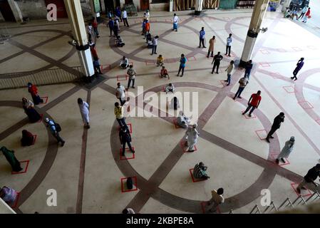 Les voyageurs bangladais restent en attente pour récupérer leurs billets à la gare de Kamalapur à Dhaka, au Bangladesh, sur 30 mai 2020. Le gouvernement bangladais va probablement mettre fin au confinement national de Covid-19 au Bangladesh et permettre à tous les bureaux, entreprises et transports publics de reprendre leurs activités sur 31 mai. (Photo par Mamunur Rashid/NurPhoto) Banque D'Images