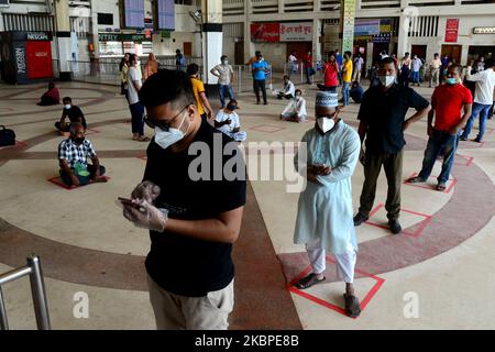 Les voyageurs bangladais restent en attente pour récupérer leurs billets à la gare de Kamalapur à Dhaka, au Bangladesh, sur 30 mai 2020. Le gouvernement bangladais va probablement mettre fin au confinement national de Covid-19 au Bangladesh et permettre à tous les bureaux, entreprises et transports publics de reprendre leurs activités sur 31 mai. (Photo par Mamunur Rashid/NurPhoto) Banque D'Images