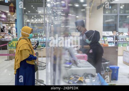 Le supermarché EON, qui fait partie du centre commercial EON de Tangerang, Banten, en Indonésie, qui s'est maintenu ouvert sous la restriction sociale à grande échelle de la ville, emploie maintenant des agents de sécurité pour faire le tour du supermarché armé d'une corne de taureau pour rappeler aux clients la distance physique et suivre le protocole de santé sur 26 mai 2020. EON Mall est un réseau de centres commerciaux japonais qui fait partie de la société EON. Ce réseau compte 162 centres commerciaux répartis dans tout le Japon, la Chine, le Vietnam, le Cambodge et l'Indonésie. (Photo par Mas Agung Willis/NurPhoto) Banque D'Images