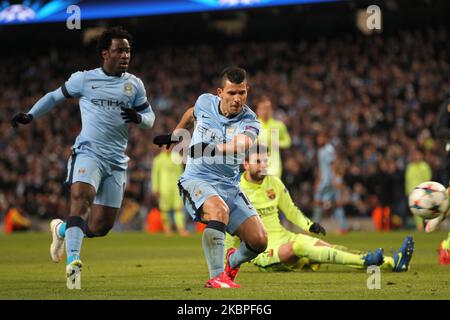 Sergio Aguero, de Manchester City, tire et enregistre lors de l'UEFA Champions League Round of 16 1st Leg entre Manchester City et le FC Barcelone au Etihad Stadium, Manchester, le mardi 24th février 2015 (photo de Mark Fletcher/MI News/NurPhoto) Banque D'Images