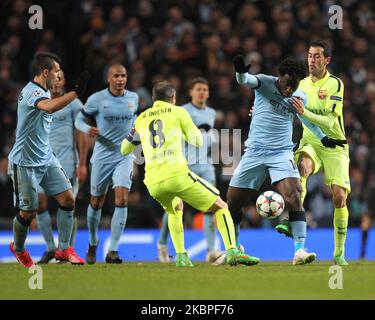 Wilfried Bony de Manchester City combat avec Sergio Busquets et Andres Iniesta de Barcelone lors de la Ligue des champions de l'UEFA Round of 16 1st Leg entre Manchester City et le FC Barcelone au Etihad Stadium, Manchester, le mardi 24th février 2015 (photo de Mark Fletcher/MI News/NurPhoto) Banque D'Images