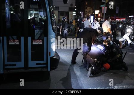 La police fait une arrestation au cours d'une manifestation en réponse à la mort d'un homme de Minneapolis, George Floyd, sur 29 mai 2020, à New York. La vidéo qui a capturé la mort de George Floyd a impliqué les officiers arrêtants qui ont déclenché des journées d'émeutes à Minneapolis Minnesota. La tentative du gouverneur Tim Waltz d’étouffer la violence et de piller en faisant appel à la Garde nationale n’a pas permis d’appliquer le couvre-feu. (Photo de John Lamparski/NurPhoto) Banque D'Images