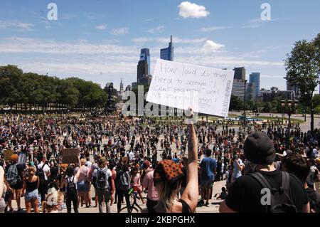 Black Lives Matter, Philly Real Justice et des milliers de Philadelphiens se sont ralliés sur les pas du Musée d'art de Philadelphie avant de se défendre sur Centre City pour exiger justice pour George Floyd, Quatre cents ans de victimes d'oppression et de violence systématiques et, en fin de compte, pour leur propre vie et celle de leurs enfants à Philadelphie, en Pennsylvanie, sur 30 mai 2020. (Photo par Cory Clark/NurPhoto) Banque D'Images