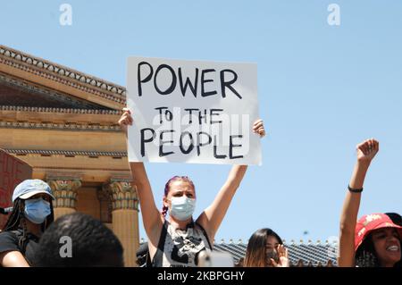 Black Lives Matter, Philly Real Justice et des milliers de Philadelphiens se sont ralliés sur les pas du Musée d'art de Philadelphie avant de se défendre sur Centre City pour exiger justice pour George Floyd, Quatre cents ans de victimes d'oppression et de violence systématiques et, en fin de compte, pour leur propre vie et celle de leurs enfants à Philadelphie, en Pennsylvanie, sur 30 mai 2020. (Photo par Cory Clark/NurPhoto) Banque D'Images