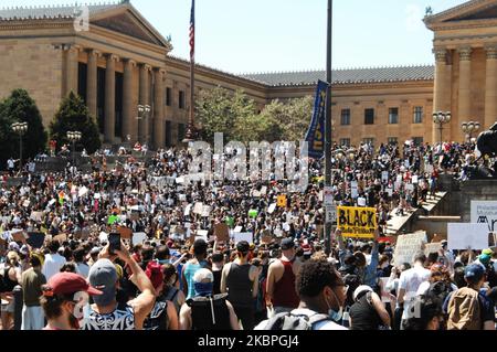 Black Lives Matter, Philly Real Justice et des milliers de Philadelphiens se sont ralliés sur les pas du Musée d'art de Philadelphie avant de se défendre sur Centre City pour exiger justice pour George Floyd, Quatre cents ans de victimes d'oppression et de violence systématiques et, en fin de compte, pour leur propre vie et celle de leurs enfants à Philadelphie, en Pennsylvanie, sur 30 mai 2020. (Photo par Cory Clark/NurPhoto) Banque D'Images